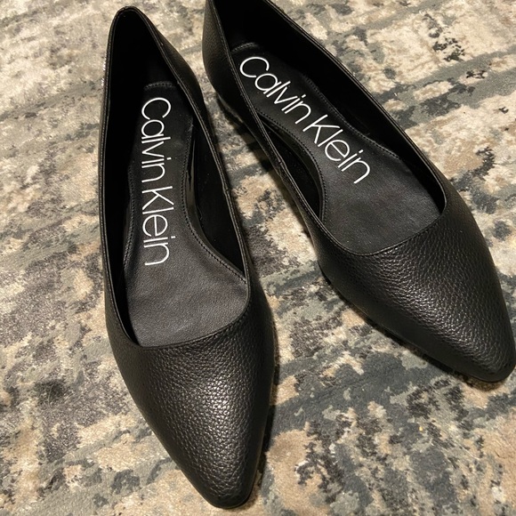 new Calvin Klein leather flats! New without tags! - Picture 2 of 5